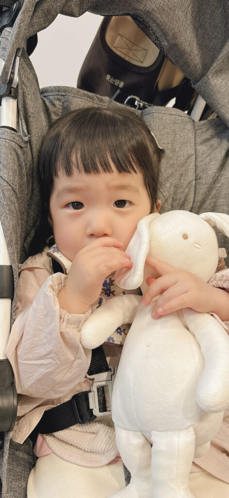 손 빠는 아이