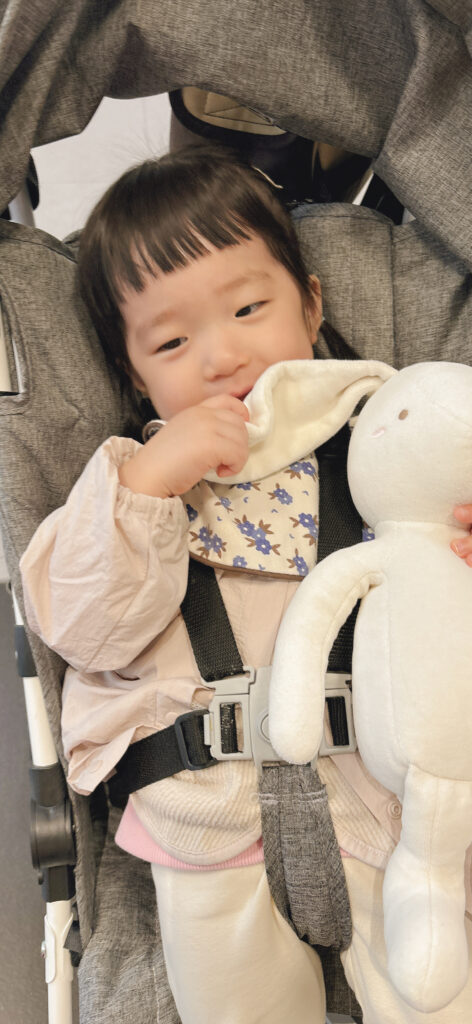 손 빠는 아이