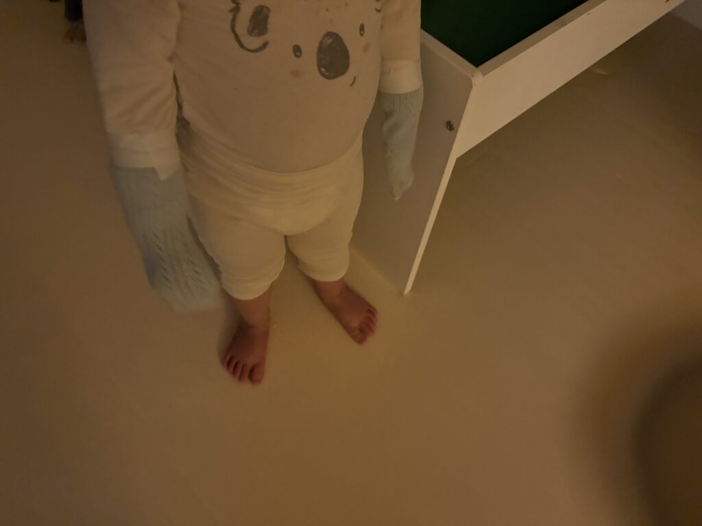 손 빠는 아이