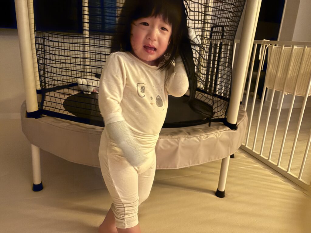 손 빠는 아이