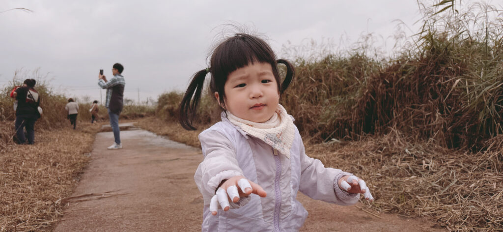 손 빠는 아이