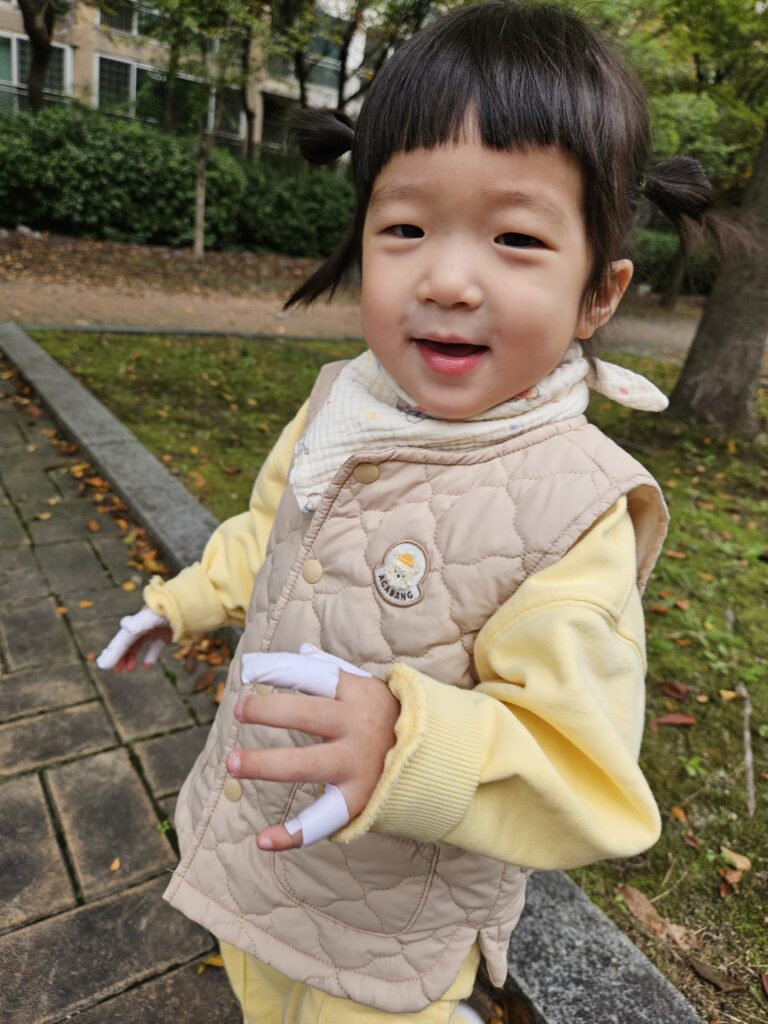 손 빠는 아이